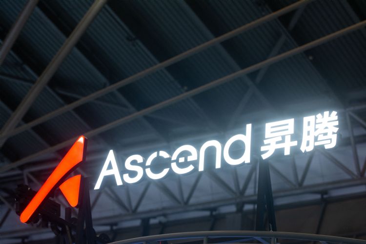 制裁升级！全球禁用华为Ascend芯片