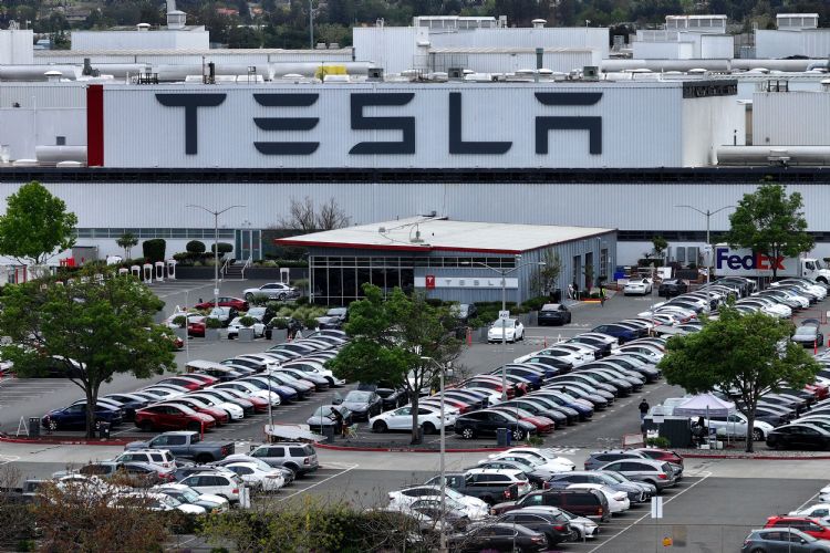 Tesla无人出租车和自驾技术进展缓慢，面临多重挑战