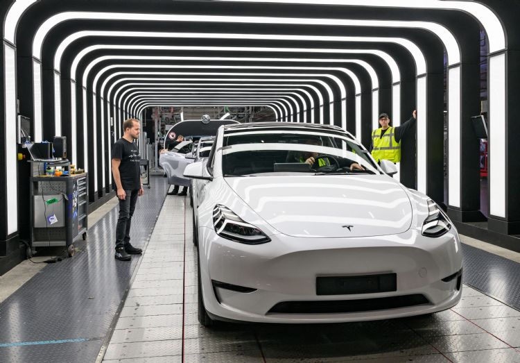 特斯拉领跑SDV，欧系车企押注车载AI新赛道