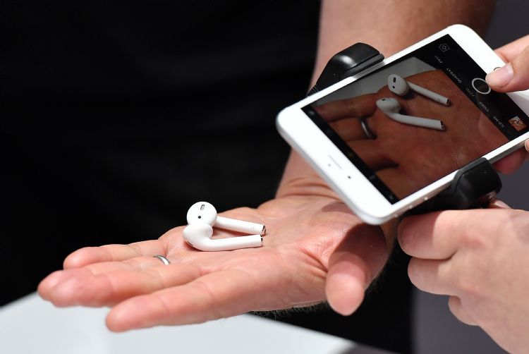 苹果正研发内置镜头的AirPods，预计9月发布