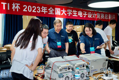 全国大学生电子竞赛专家组进行学生比赛作品评审